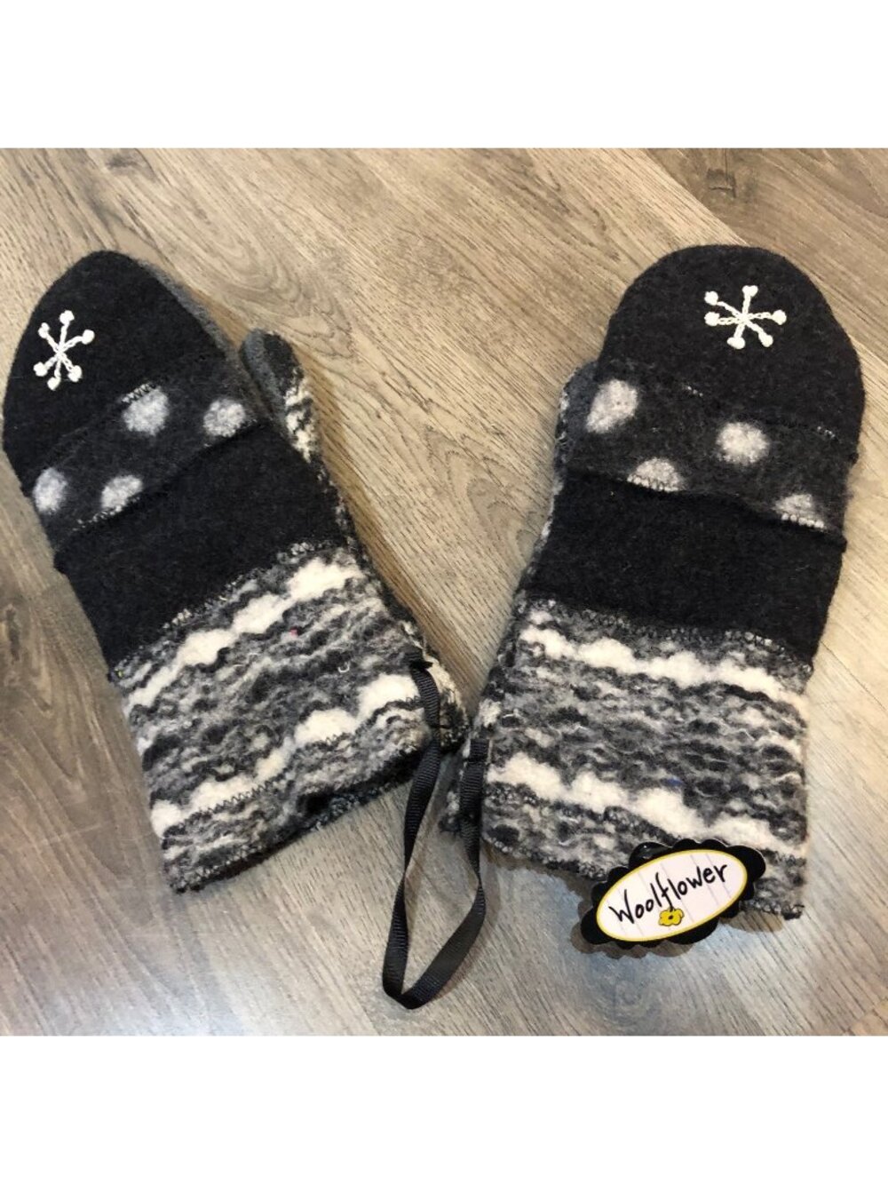 NEW $70Handmade 100% WOOLFLOWER Upcycled Snowflake Polka Dot Gray Cozy MIttens